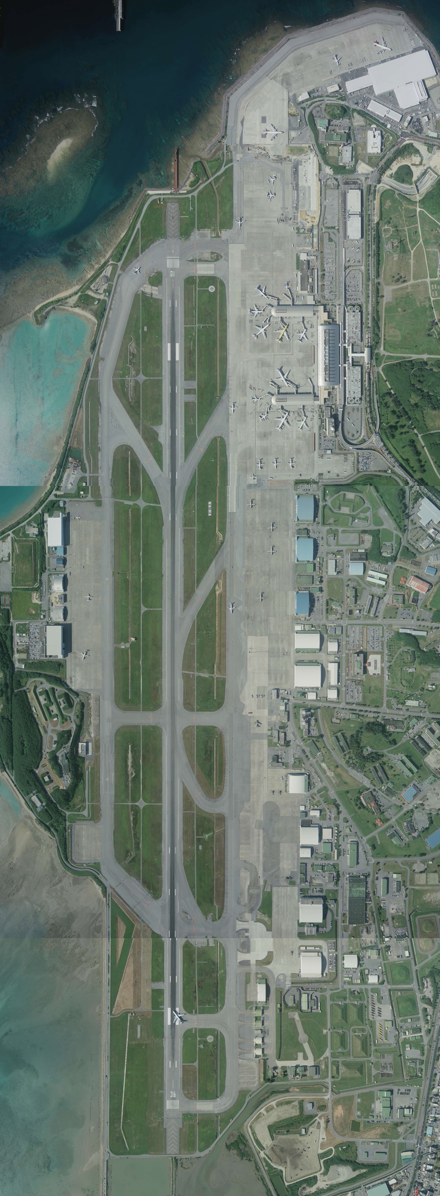 Vue aérienne de l'aéroport de Naha à Okinawa