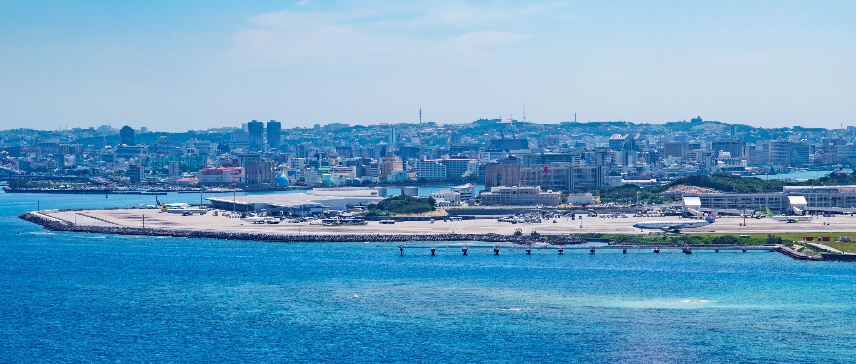 Vue aérienne de l'aéroport de Naha à Okinawa